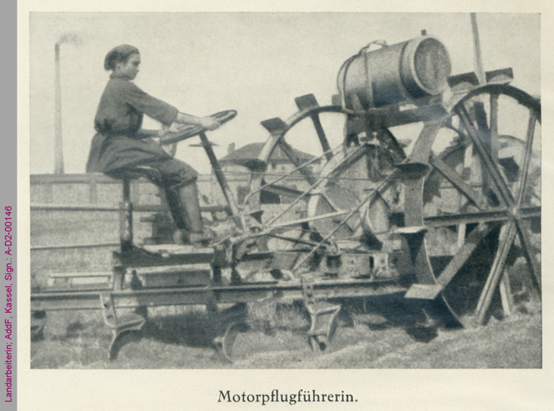 Landarbeiterin auf einem Motorpflug