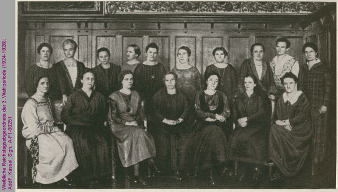 Weibliche Reichstagsabgeordnete der 3. Wahlperiode (1924-1928), u. a. Gertrud Bäumer, Marie Juchacz