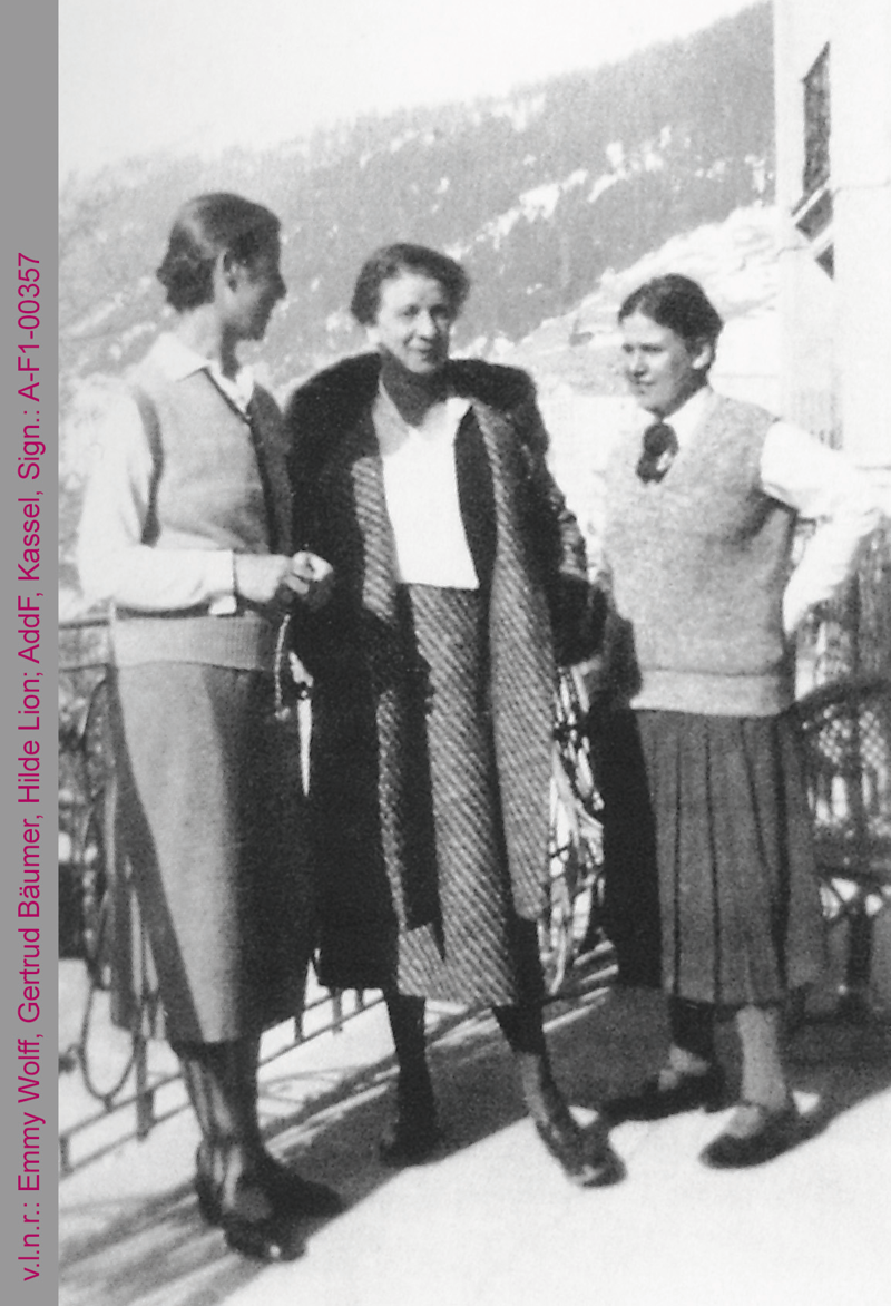 Emmy Wolff, Gertrud Bäumer und Hilde Lion (v.l.n.r.) im Gespräch