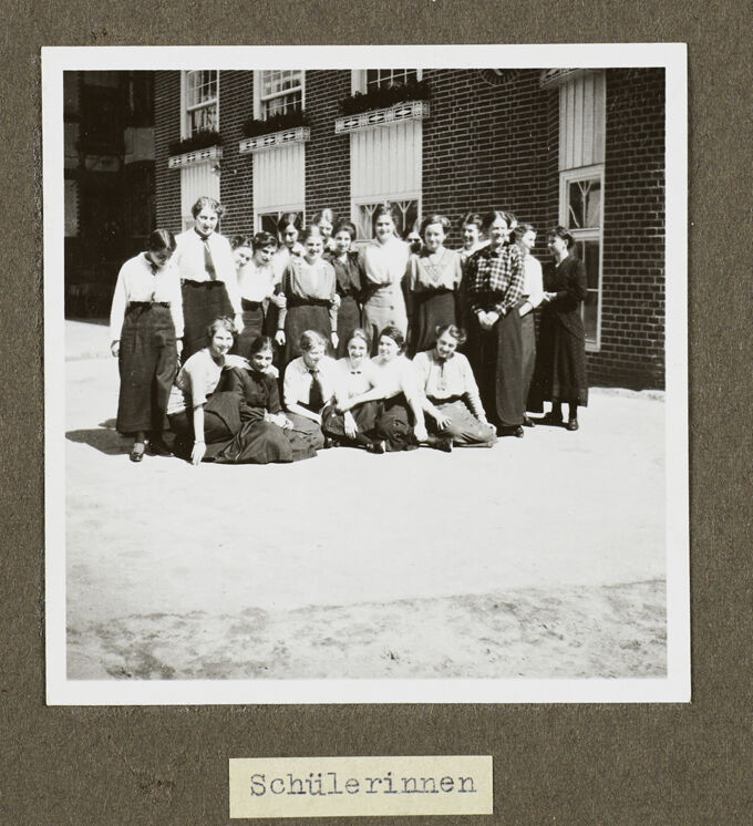 Seminarklasse vor der Sozialen Frauenschule