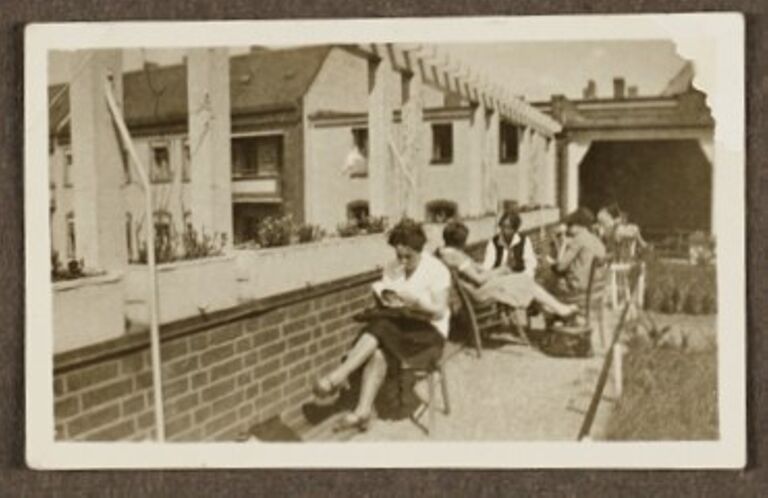 Schülerinnen auf dem Dachgarten der Sozialen Frauenschule