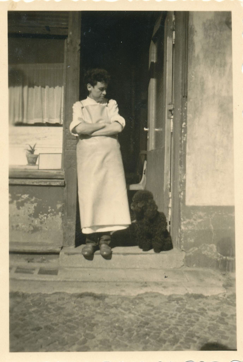 Rita Thomas vor dem Hundesalon