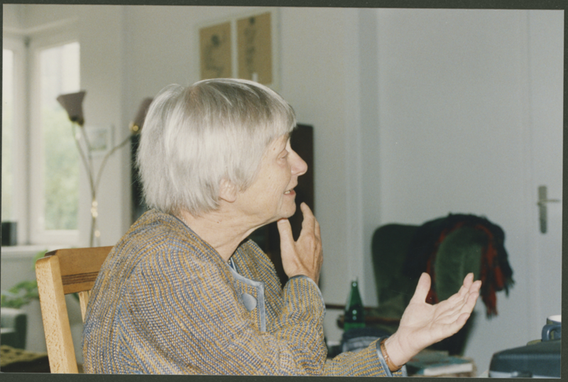 Dorothee Sölle im Interview, die Hände sprechen eine lebhafte Sprache. Köln 25.05.1999