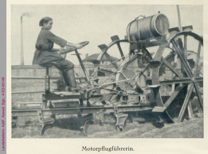 Landarbeiterin auf einem Motorpflug / Seite 1