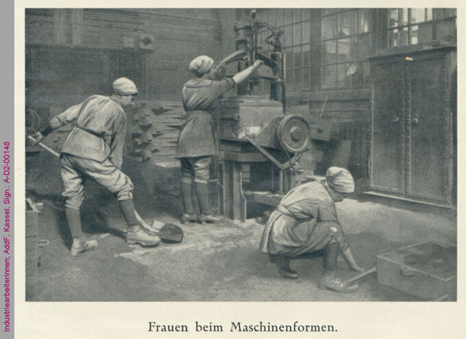 Industriearbeiterinnen beim Maschinenformen / Seite 1