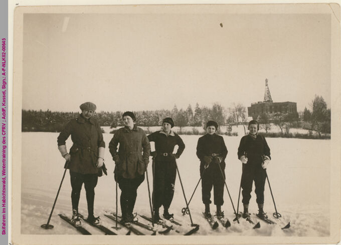 Gruppenbild beim Skifahren im Habichtswald, Wintertraining des CFRV / Seite 1