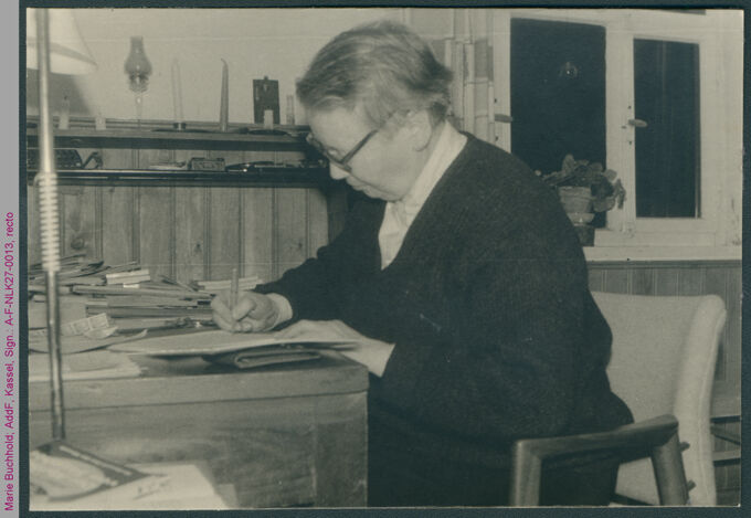 Marie Buchhold am Schreibtisch / Seite 1