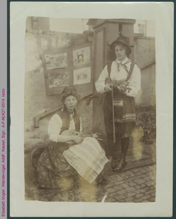 Elisabeth Vogler mit einer Verwandten in Wandervogelkluft / Seite 1