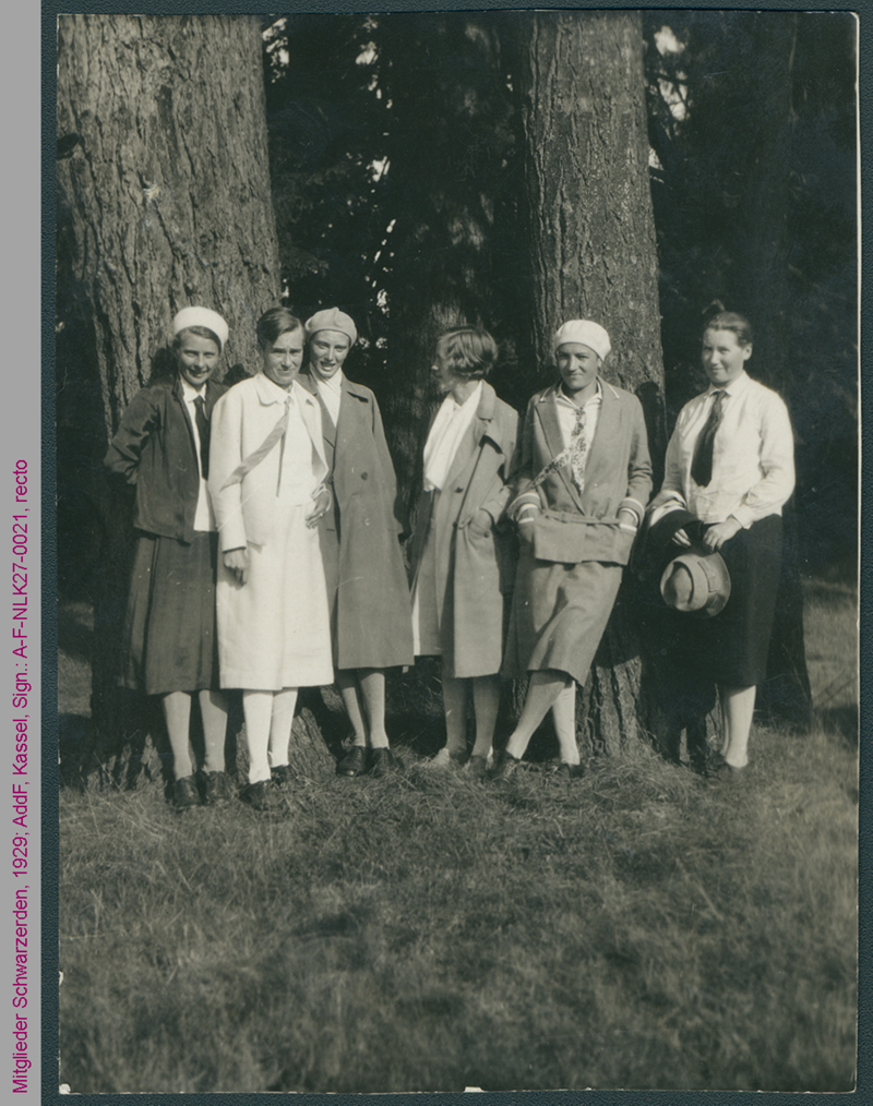 Mitglieder der Frauensiedlung Schwarzerden in Eisenach, 1929