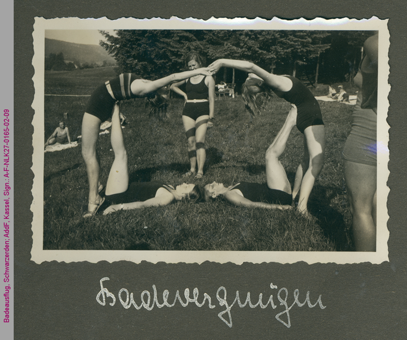 Schülerinnen der Gymnastikschule Schwarzerden beim Baden