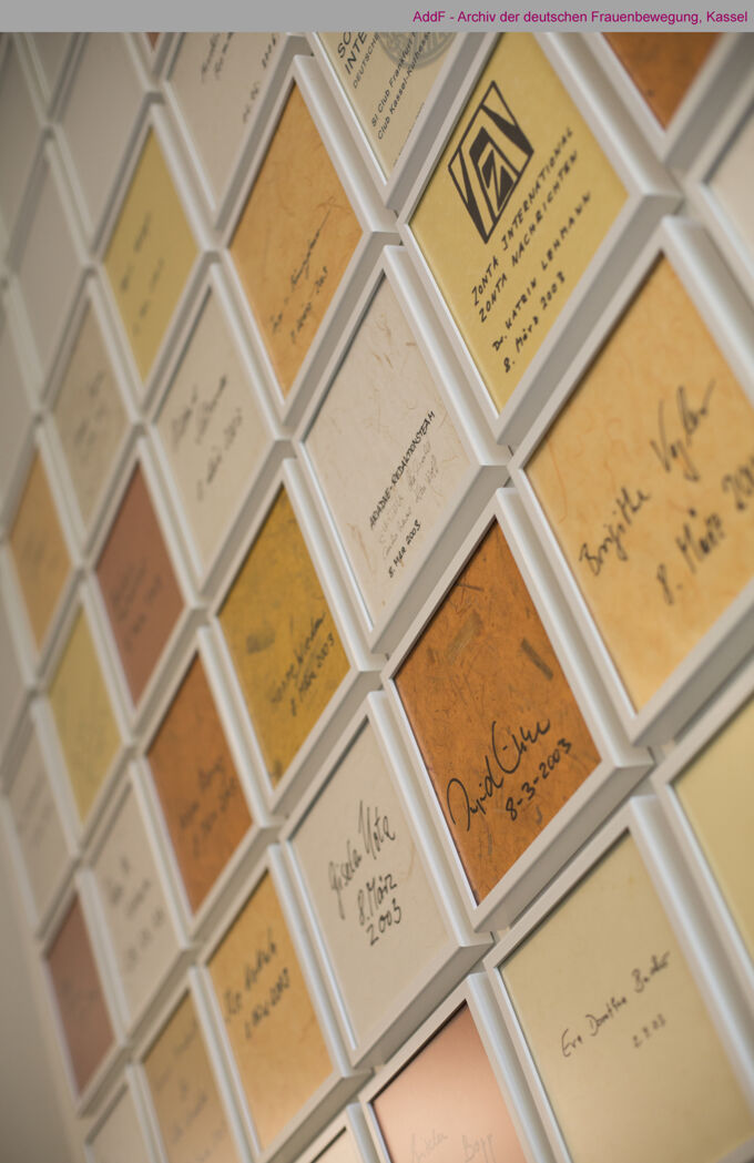 StifterInnenwand im Lesesaal des Archivs der deutschen Frauenbewegung / Seite 1