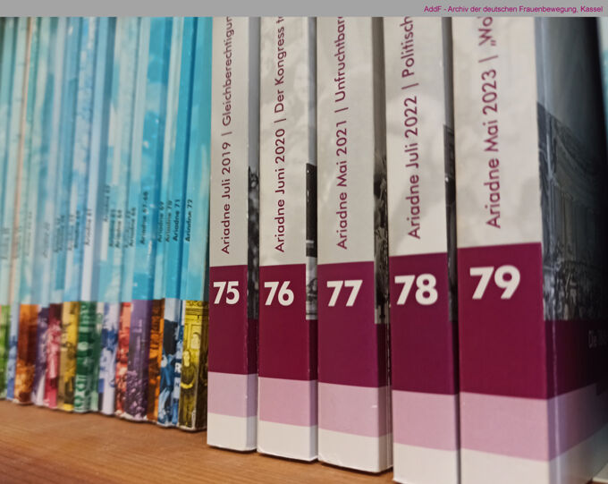 Verschiedene Jahrgänge der Zeitschrift Ariadne / Seite 1