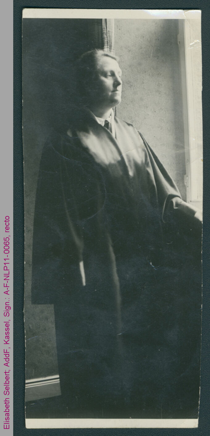 Elisabeth Selbert in Juristinnenrobe / Seite 1