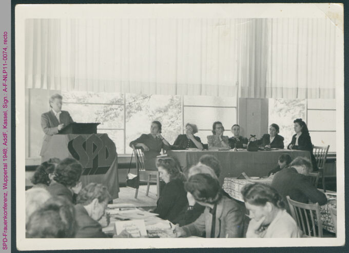 Elisabeth Selbert spricht bei der SPD-Frauenkonferenz, Wuppertal 1948 / Seite 1