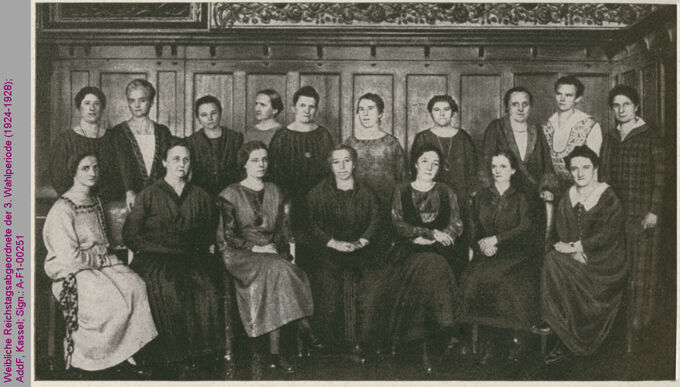Weibliche Reichstagsabgeordnete der 3. Wahlperiode (1924-1928), u. a. Gertrud Bäumer, Marie Juchacz / Seite 1