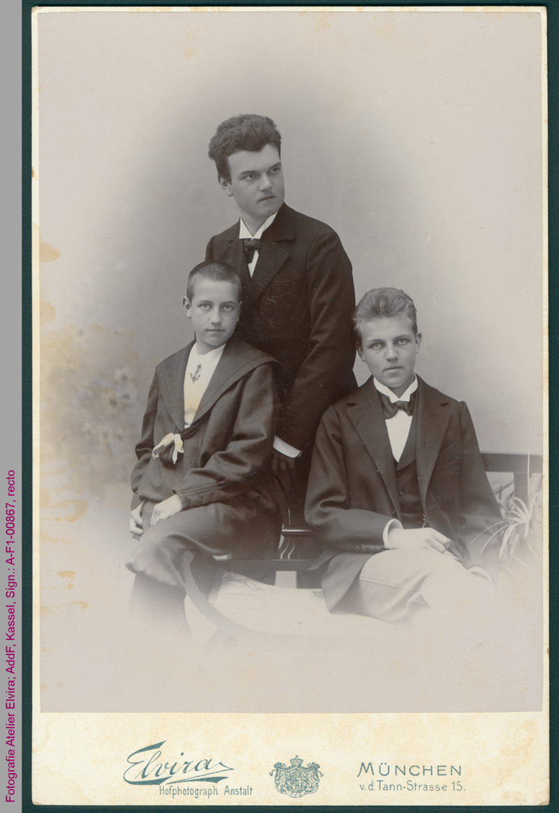 Fotografie aus dem Atelier Elvira mit Inhaberinnennachweis von Sophia Goudstikker