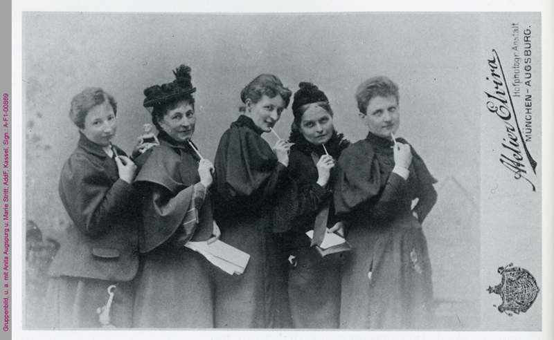Gruppenbild von Anita Augspurg, Marie Stritt, Lily Braun, Minna Cauer und Sophia Goudstikker