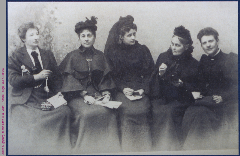 Gruppenbild von Anita Augspurg, Marie Stritt, Lily Braun, Minna Cauer und Sophia Goudstikker