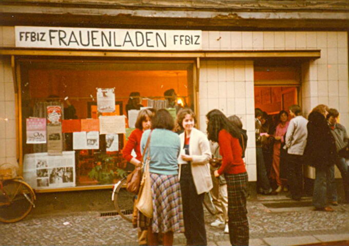 Mitarbeiterinnen und Gäste vor dem FFBIZ / Seite 1