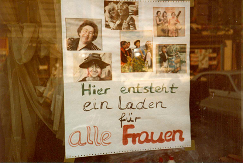 Plakat an Schaufensterscheibe