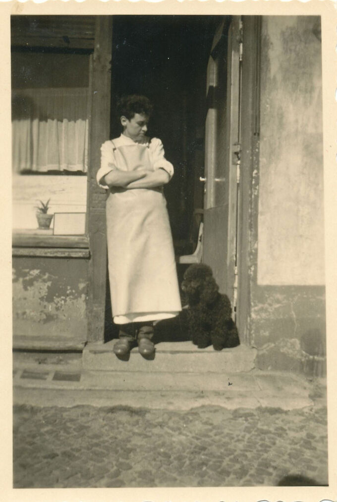 Rita Thomas vor dem Hundesalon / Seite 1