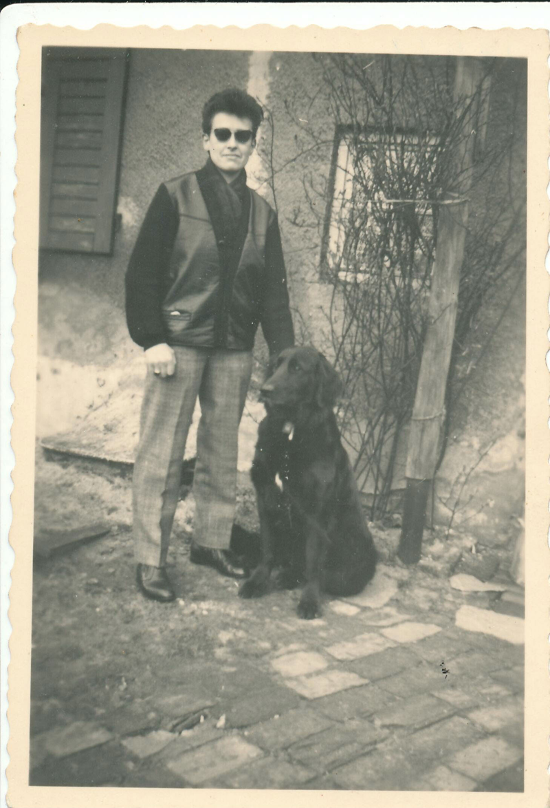 Porträt von Rita Thomas mit Hund