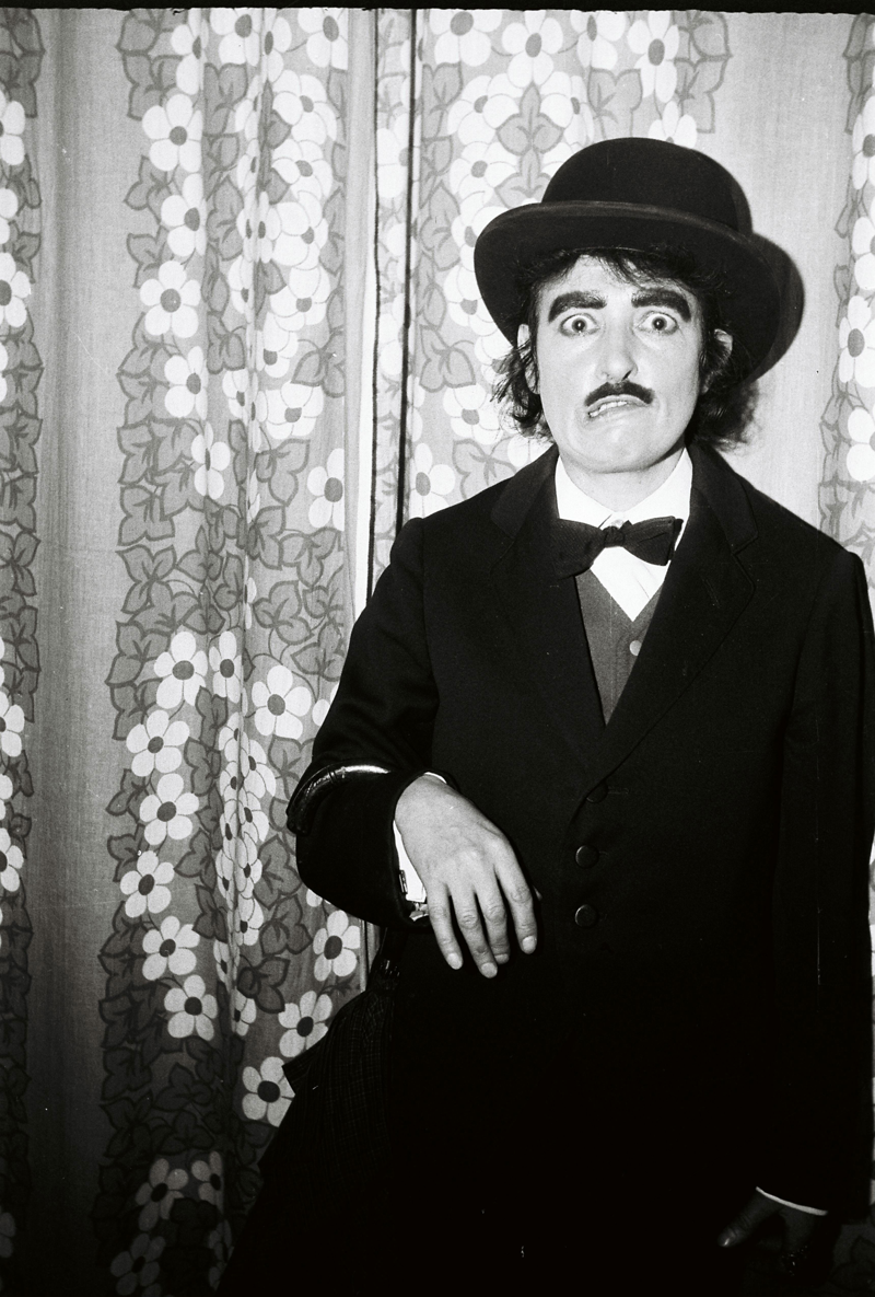 Porträt von Rita Thomas als Charlie Chaplin