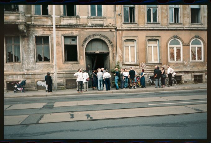 Menschengruppe vorm Henriette-Goldschmidt-Haus / Seite 1
