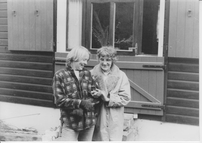 Alt und Jung(-lesbe) bei der Gartenarbeit / Seite 1